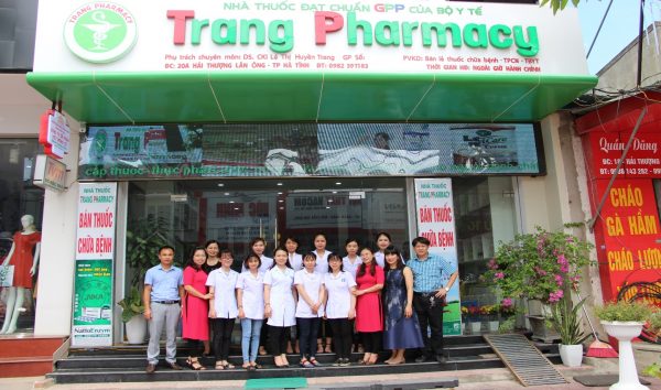 Ban lãnh đạo Vimos chụp ảnh cùng nhà thuốc Trang Pharmacy