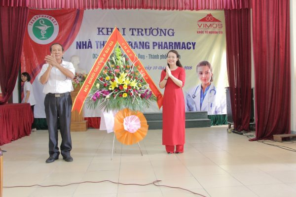 Chủ tịch Hội người cao tuổi phường Bắc Hà chúc mừng chủ nhà thuốc Trang Pharmacy
