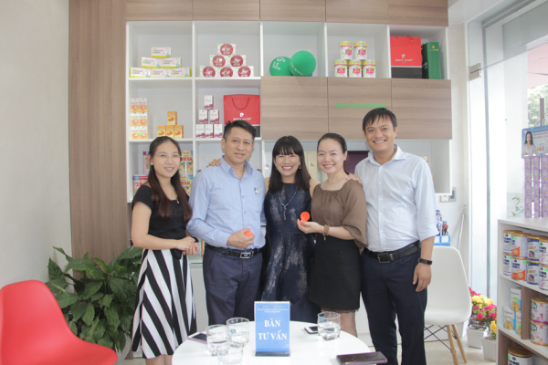 Ths. Nguyễn Thị Thanh Hòa- Tổng giám đốc Dược phẩm Vimos tặng quà nhà thuốc Trang pharmacy