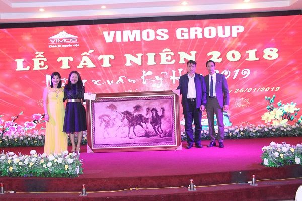 Ban lãnh đạo VIMOS tặng quà nhà thuốc Trang Pharmacy - bức tranh thảm lông cừu của đất nước Mông Cổ