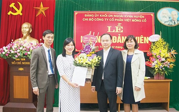 Ðại diện Thành ủy Hà Nội chúc mừng đảng viên mới Nguyễn Thị Thanh Hòa, Tổng Giám đốc Công ty cổ phần Việt Mông Cổ, tại lễ kết nạp