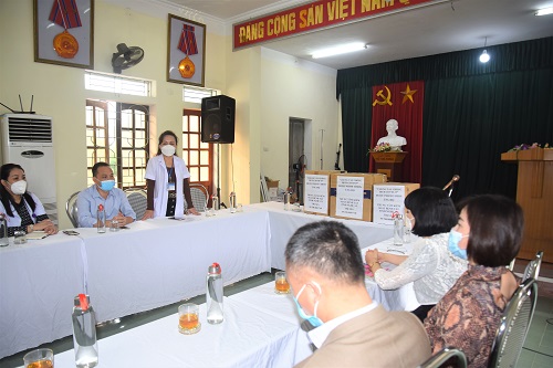 BSCKI Hoàng Thị Thu Phó giám đốc - Chủ tịch Công đoàn phát biểu phát biểu tại buổi trao quà.