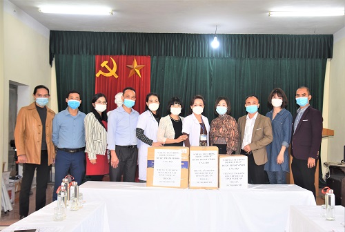 Công ty Cổ phần Việt Mông Cổ đã trao 100 hộp Gobi Kids 20; 90 hộp Viên cao Gobi ( Nhung hươu ngựa bạch Mông Cổ); 50 hộp Gobi Mun( tổng trị giá gần 60 triệu đồng) cho cán bộ, y, bác sĩ CDC Nghệ An.