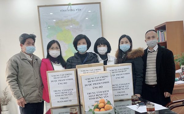 Dược phẩm VIMOS trao phần quà trị giá hơn 58 triệu đồng cho cán bộ, y bác sĩ Trung tâm kiểm soát bệnh tật tỉnh Hưng Yên