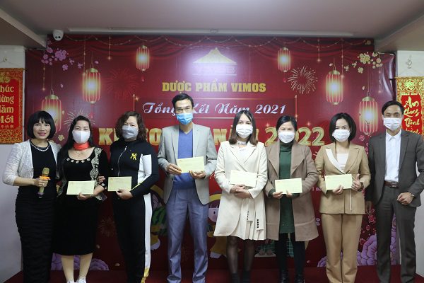 Ban lãnh đạo công ty tặng quà cho những cán bộ công nhân viên xuất sắc