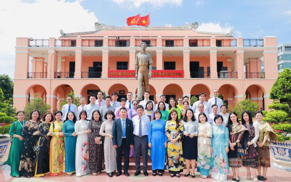 TS Nguyễn Huy Tuấn cùng đoàn cán bộ nhân viên của Dược phẩm Vimos tham quan  Bảo tàng Hồ Chí Minh