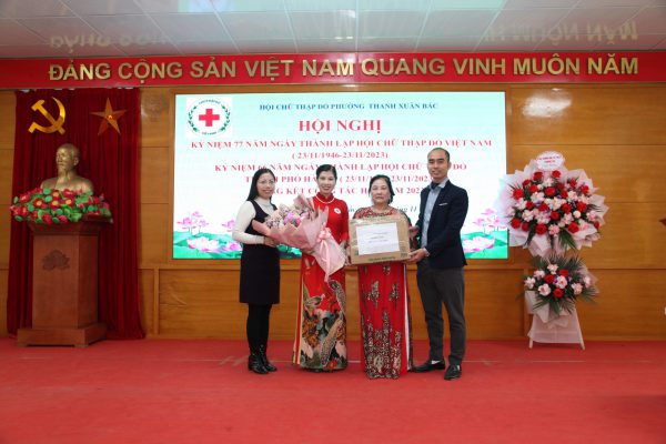 Dược phẩm Vimos giao lưu và tặng quà tại hội chữ thập đỏ phường Thanh Xuân Bắc